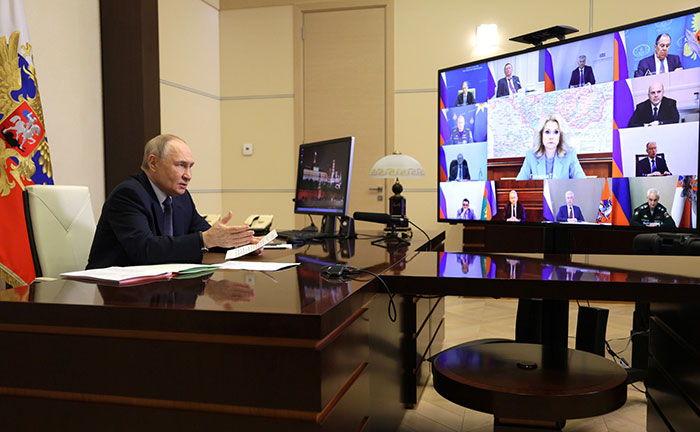 Путин требует законодательно защитить традиционные ценности