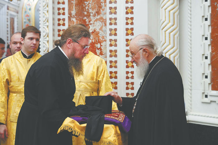 Патриарх Кирилл переучивает лжеучителей