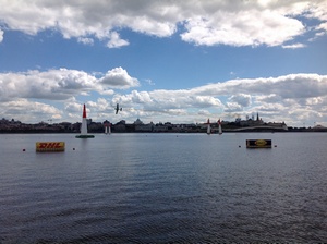 Пилоты в небе над Казанью соревнуются за титул чемпиона авиагонки Red Bull Air Race