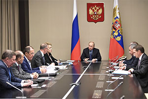 Президент оставил себе прежний аппарат, оппозиция завидует болельщикам
