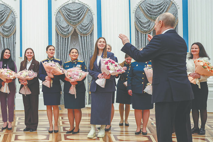 Путин встретился с представительницами разных профессий в Кремле