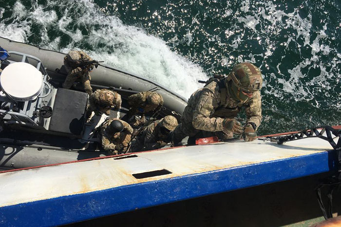 Рискнут ли украинские "морские котики" взять на абордаж суда РФ