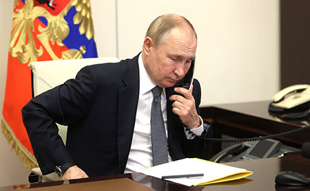 Путин все праздники не отходил от телефона...