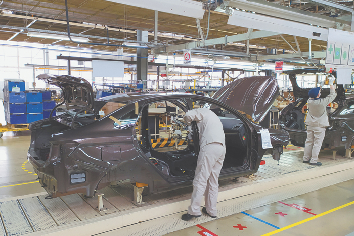 Российский авторынок обрушился на 45%
