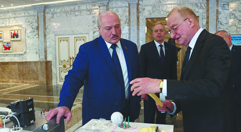 Лукашенко требует от ученых преданности