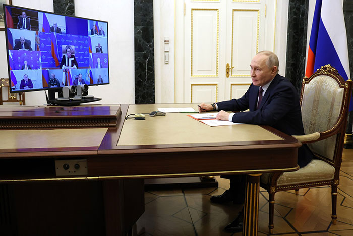 Президент часто совещается с постоянными членами Совбеза РФ...