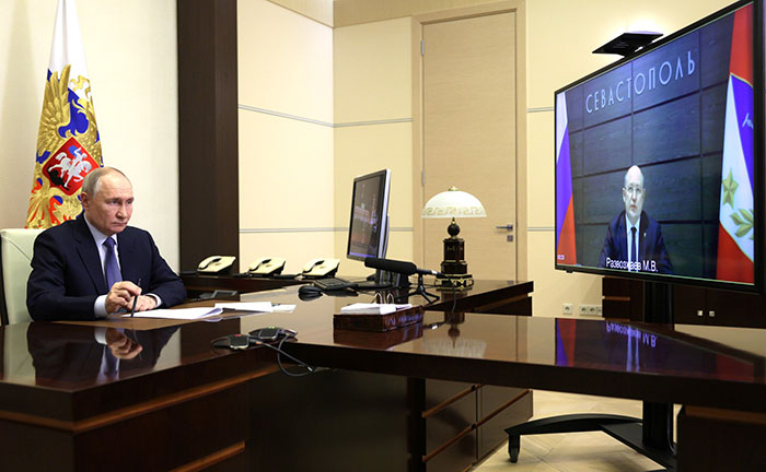 Путин определяется с бесспорно переизбираемыми губернаторами...