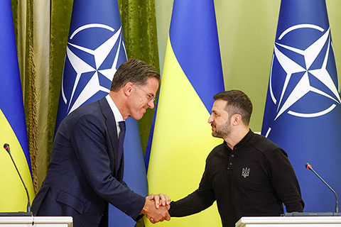 США делегируют НАТО роль основного защитника Украины