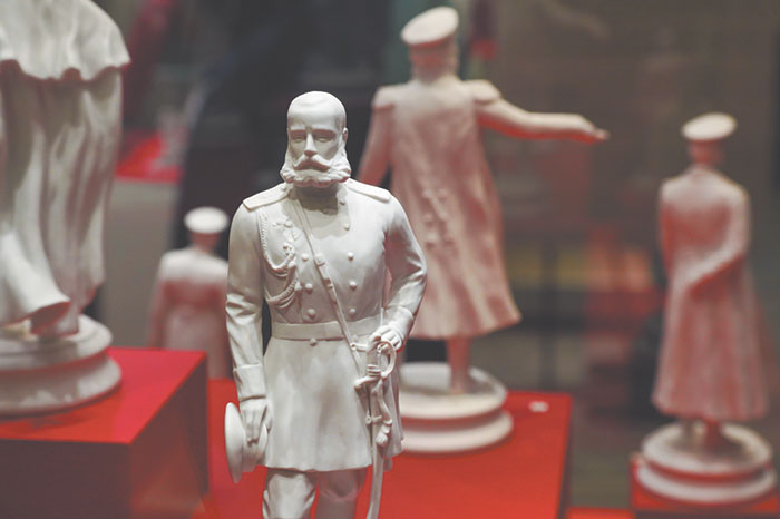  ВЫСТАВКА  "История в фарфоре. Патриотическая скульптура Императорского фарфорового завода"