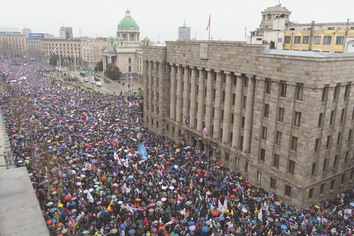 Многолюдные протесты в Сербии испытывают власть на прочность