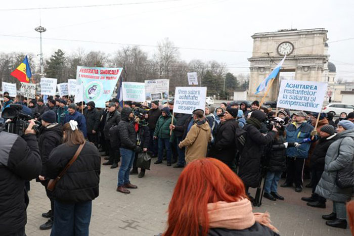 В Молдавии протестовали голодные железнодорожники, в Киргизии обсуждали новый закон о земле