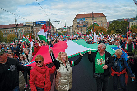 Венгрия раскололась на два политических лагеря
