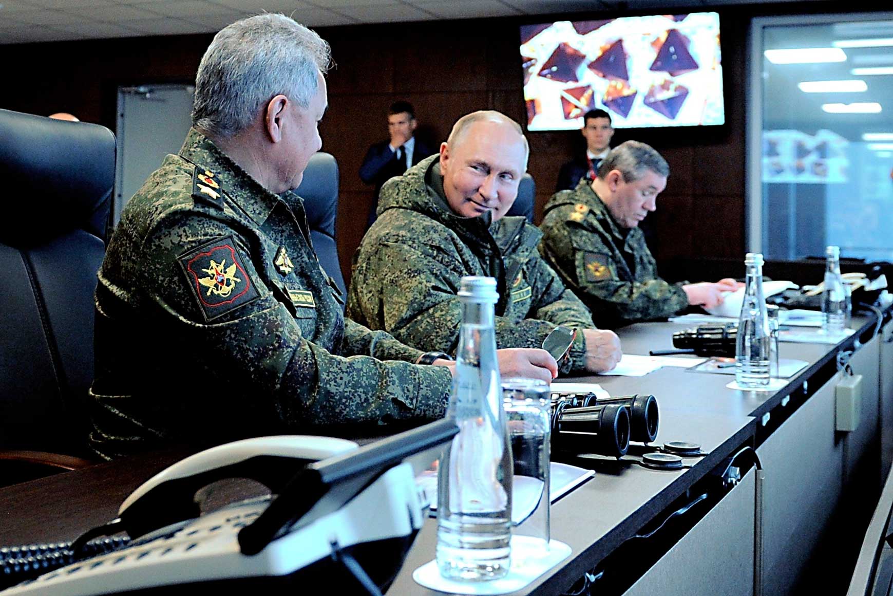 Глава государства ненадолго одолжил генеральский бушлат...