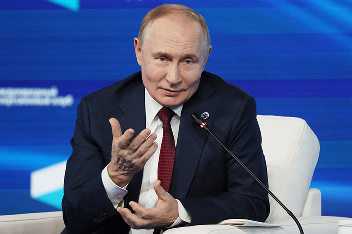 Путин на "Валдае" приветствует моду на кокошники...