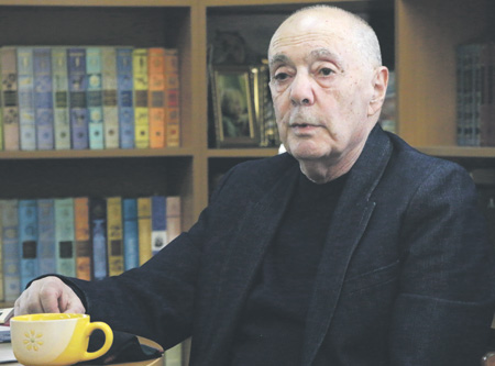 Читал стихи, словно пил вино…