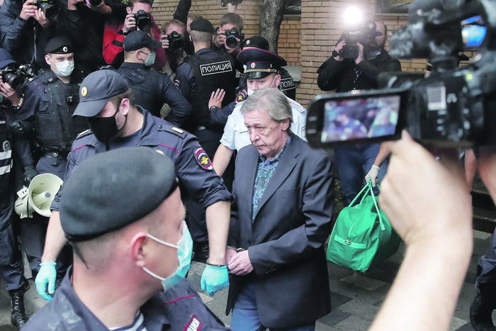 1. "Пьяное ДТП" Михаила Ефремова вызвало огромный резонанс