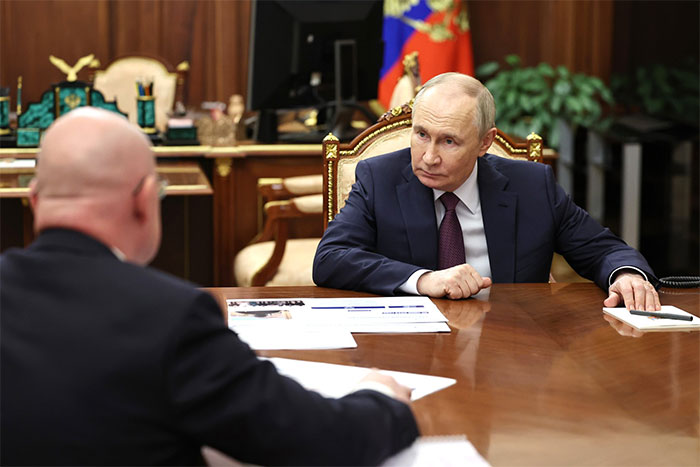 Президенту рапортуют об успехах в производстве вина и оружия...