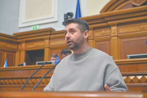 "Слуги народа" разбегаются по фракциям
