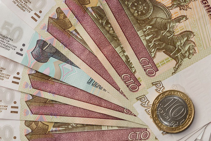 Сколько регионам не хватает денег для повышения зарплат медработников