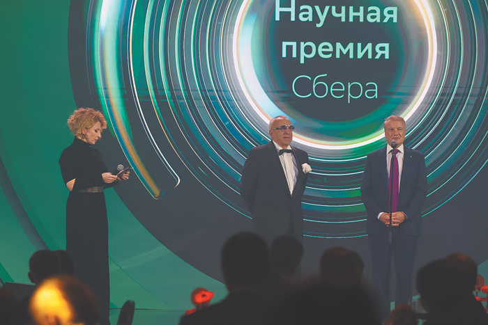 Сбер наградил премиями двигателей российской науки