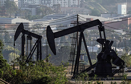 Нефть дешевеет, рубль ослабляется...