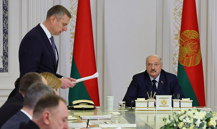 Лукашенко усилит влияние местной власти на частный сектор...