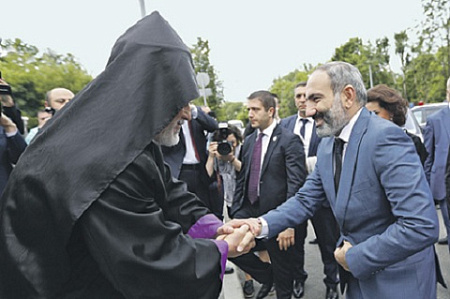 армения, гарегин, католикос, армянская церковь, никол пашинян, манвел григорян, эчмиадзин, коррупция, протест, обновление